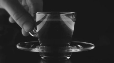 Siyah arka planda kahve fincanı