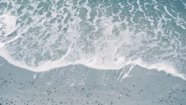 Vista aérea de las olas en la playa de arena — Vídeo de stock