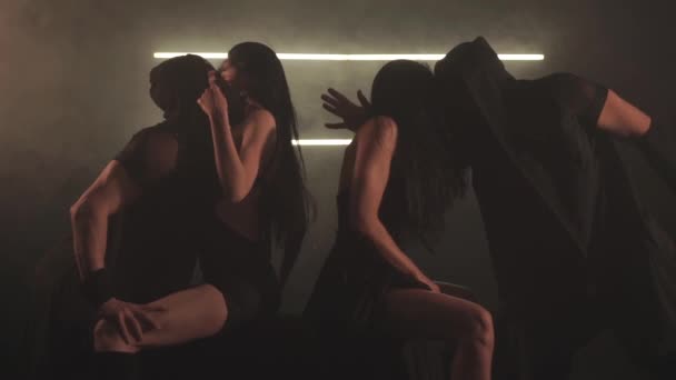 Сексуальні чоловіки в масках і жінка в чорному танці — стокове відео