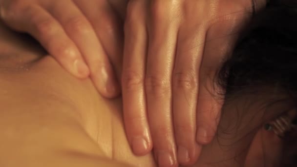 Concept van massage. Mooie jonge vrouw krijgt een ontspannende massage — Stockvideo