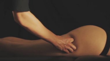 Masaj kavramı. Güzel genç kadın rahatlatıcı bir masaj alır