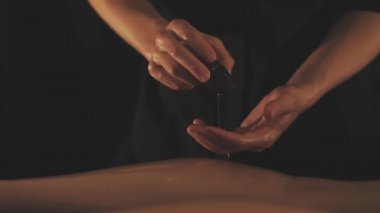 Güzel genç kadın rahatlatıcı bir masaj alır