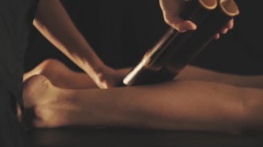 Güzel genç kadın rahatlatıcı bir masaj alır