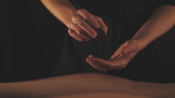 Mooie jonge vrouw krijgt een ontspannende massage — Stockvideo