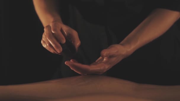 Красивая молодая женщина получает расслабляющий массаж — стоковое видео