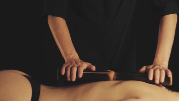 Hermosa joven recibe un masaje relajante — Vídeo de stock