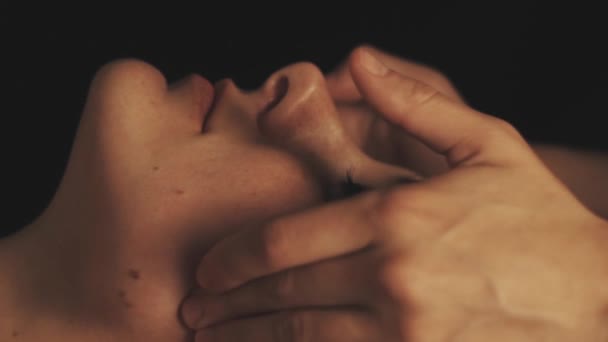 Schöne junge Frau bekommt eine entspannende Massage — Stockvideo