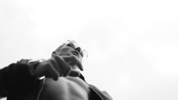 Sexy man dans in zonnebril — Stockvideo