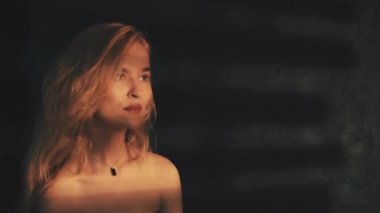 Odada kızların yüzünde gölge çizgileri