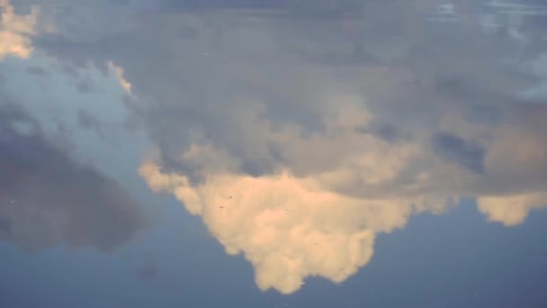 Lago con reflejos de cielo nublado en el agua — Vídeos de Stock