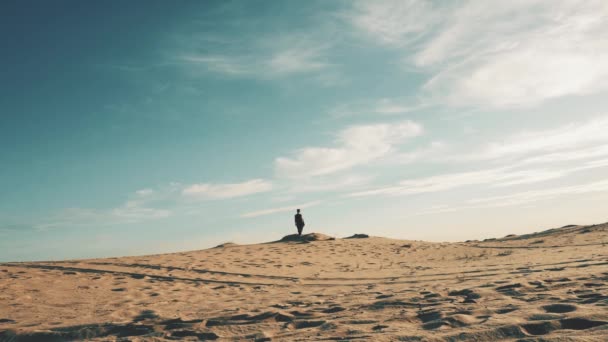 Jovem mulher bonita andando na paisagem do deserto — Vídeo de Stock