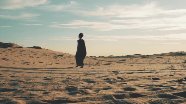 Young beautiful woman walking in desert landscape — Stock Video