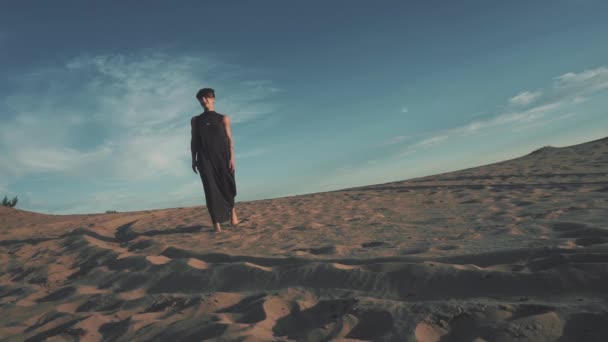 Молодая красивая женщина, гуляющая по пустыне — стоковое видео