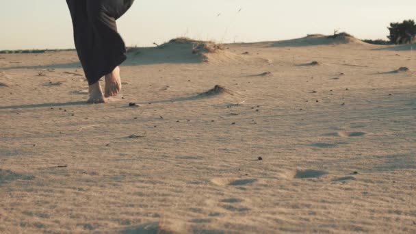 Шаг за шагом по песку — стоковое видео