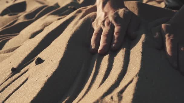 Γυναίκες χέρι αγγίζοντας άμμο στην παραλία — Αρχείο Βίντεο