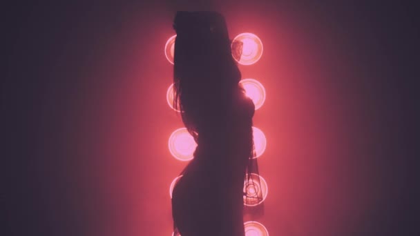 Silhouette einer tanzenden Frau in Rauch — Stockvideo