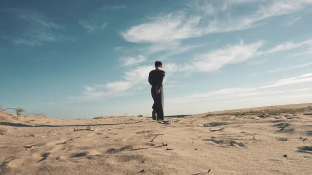 Young beautiful woman walking in desert landscape — Stock Video