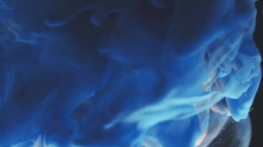 Suda dönen soyut boya