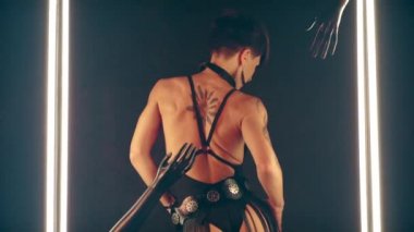 Güzel seksi genç kadın mükemmel ince vücut dans içinde ışık