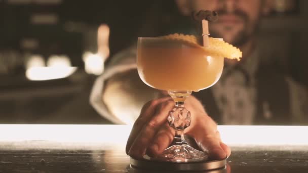 Barman faz um cocktail — Vídeo de Stock