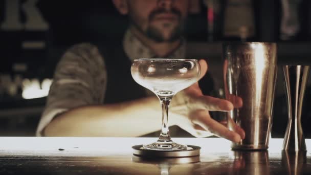 Бармен делает коктейль — стоковое видео