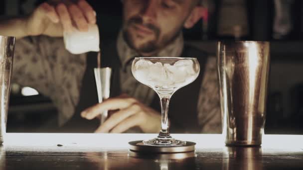 Barman hacer un cóctel — Vídeo de stock