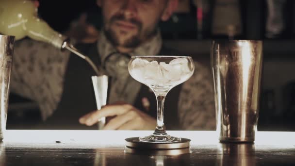 Бармен делает коктейль — стоковое видео