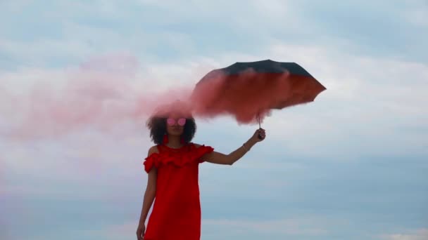 Kırmızı duman şemsiyeli kadın — Stok video