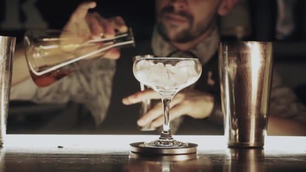 Barman faz um cocktail — Vídeo de Stock