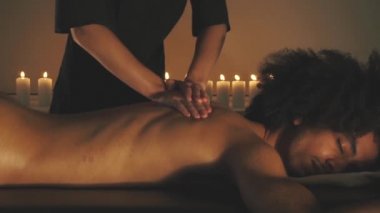 Spa'da masajla dinlenen adam