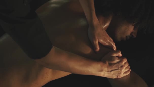 Мужчина расслабляется с массажем в спа — стоковое видео