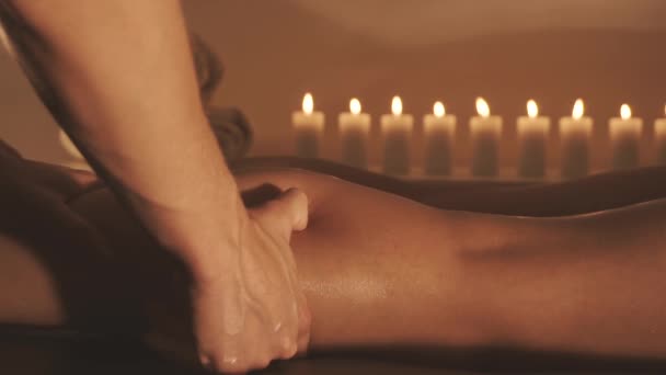 Jovem mulher recebendo pernas massagem com óleo no salão de spa resort — Vídeo de Stock