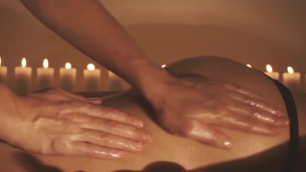 Jonge vrouw krijgt benen massage met olie in Resort Spa Salon — Stockvideo