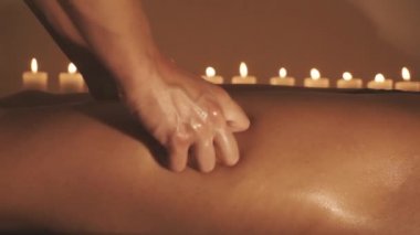 Genç kadın tatil spa salonunda yağ ile bacaklar masaj oluyor
