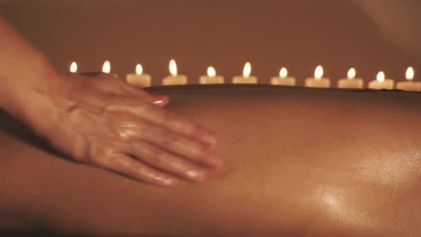 Genç kadın tatil spa salonunda yağ ile bacaklar masaj oluyor — Stok video