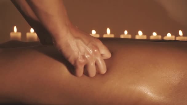 Молода жінка отримує масаж ніг з маслом в курортному спа-салоні — стокове відео