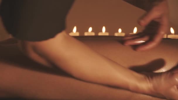 Mujer joven recibiendo masaje piernas con aceite en salón spa resort — Vídeos de Stock