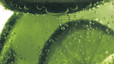 Kireç dilimli köpüklü su