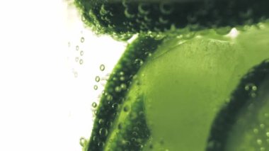 Kireç dilimli köpüklü su