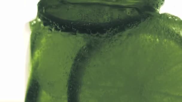 Sparkling bubbles water with a slice of lime — Stock Video