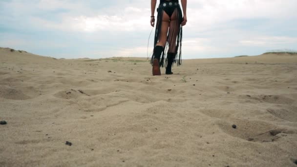 Mujer sexy caminando en el desierto — Vídeos de Stock