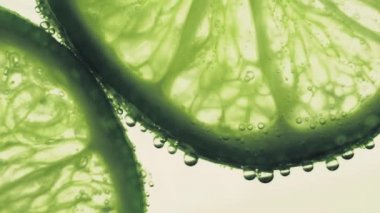 Limon dilimli köpüklü su