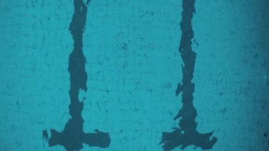 Kapalı yüzme havuzunda genç kadın