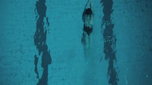 Mujer joven en piscina cubierta — Vídeos de Stock