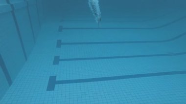 Kapalı yüzme havuzundan atlayan genç kadın