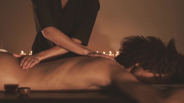 Man santai dengan pijat di spa — Stok Video