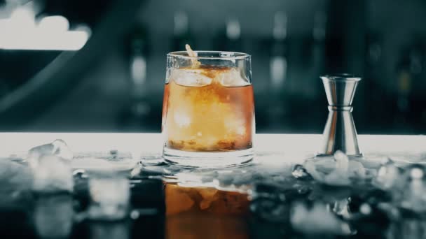 Cocktail avec glace sur le bar — Video
