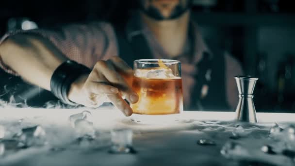 Cóctel con hielo en el bar — Vídeos de Stock