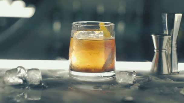 Cocktail met ijs op de bar — Stockvideo
