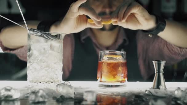 Barman faire un cocktail — Video